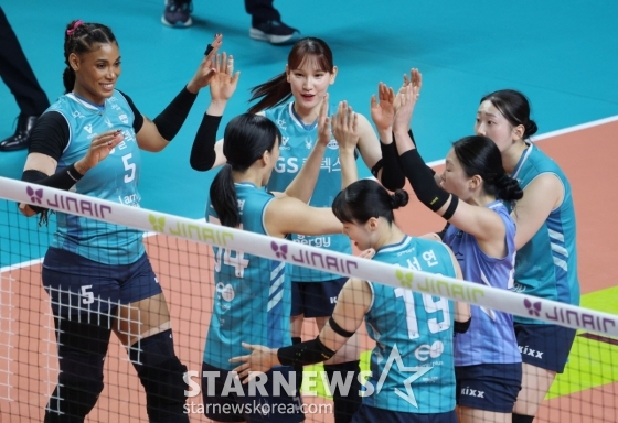 기뻐하는 GS칼텍스 선수들. /사진=김진경 대기자