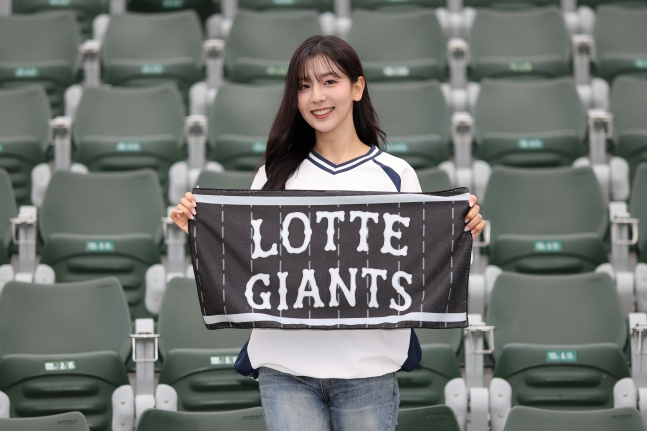 목나경 롯데 자이언츠 치어리더 팀장이 폴리테루 응원 타올을 들고 있다. /사진=롯데 자이언츠 제공
