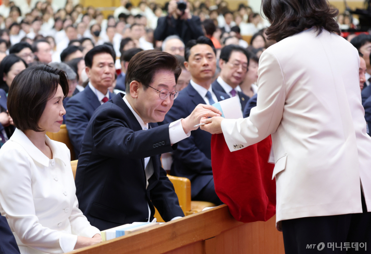 [서울=뉴시스] 고범준 기자 = 이재명 대통령이 5일 서울 영등포구 여의도순복음교회에서 열린 2026 부활절 연합예배에서 헌금하고 있다. (청와대통신사진기자단) 2026.04.05. bjko@newsis.com /사진=