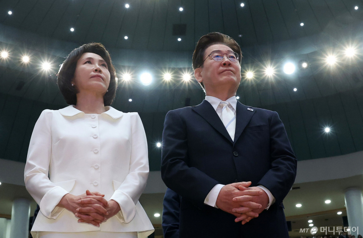 (서울=뉴스1) 허경 기자 = 이재명 대통령과 김혜경 여사가 5일 서울 여의도 순복음교회에서 열린 2026 한국교회 부활절 연합예배에 참석해 예배를 드리고 있다. 2026.4.5/뉴스1 Copyright © 뉴스1. All rights reserved. 무단 전재 및 재배포, AI학습 이용 금지. /사진=(서울=뉴스1) 허경 기자