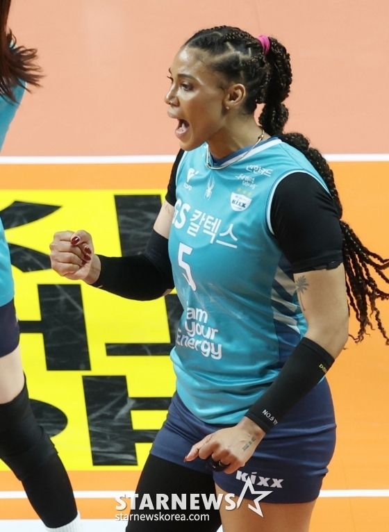 지젤 실바가 5일 오후 1시 30분 서울 장충체육관에서 열린 2025~26시즌 진에어 V-리그 여자부 챔피언결정전 3차전에서 득점 성공 후 포효하고 있다. /사진=김진경 대기자