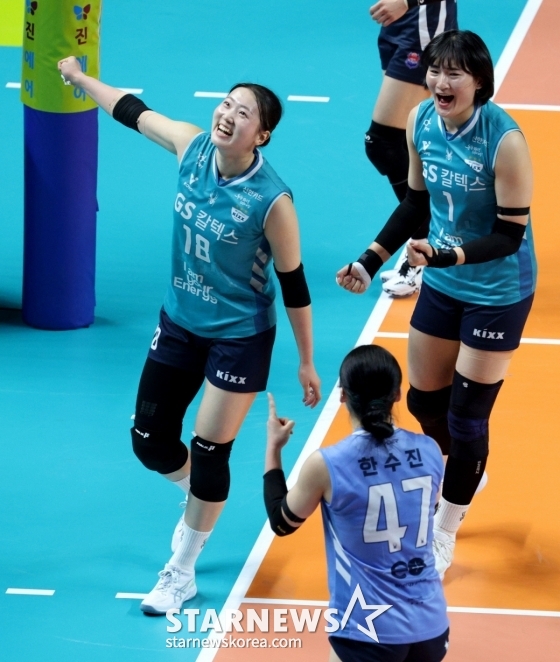 권민지(왼쪽)가 득점 성공 후 환하게 웃고 있다. /사진=김진경 대기자