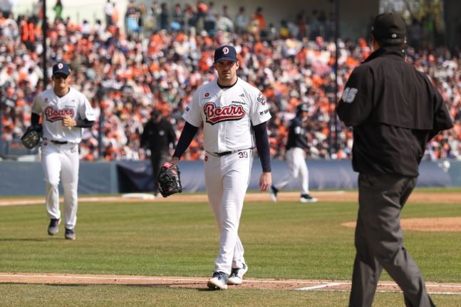 두산 잭로그(오른쪽)가 이닝을 마치고 더그아웃으로 들어가고 있다. /사진=두산 베어스 제공