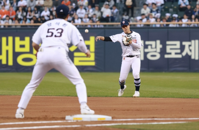 4일 한화전에서 2루 수비를 펼치고 있는 박준순(오른쪽). /사진=두산 베어스 제공