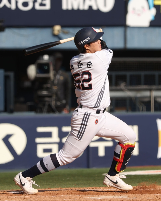 두산 박준순이 8회말 3루타를 날리고 있다. /사진=두산 베어스 제공