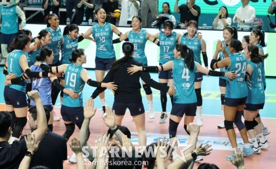 우승 확정 후 기뻐하는 GS칼텍스 선수들. /사진=김진경 대기자