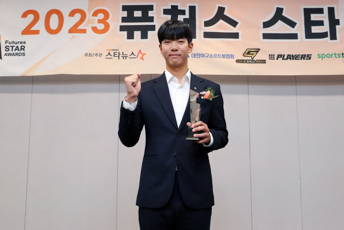 장충고 황준서가 '2023 퓨처스 스타대상'에서 야구 대상을 수상한 뒤 트로피를 들고 포즈를 취하고 있다. /사진=김창현 기자