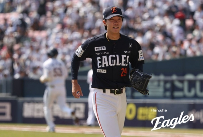 한화 이글스 황준서가 5일 서울시 송파구 잠실구장에서 열린 두산 베어스와 2026 신한 SOL KBO리그 방문경기에 선발 등판해 이닝을 무실점으로 마치고 밝은 미소로 더그아웃으로 향하고 있다. /사진=한화 이글스 제공