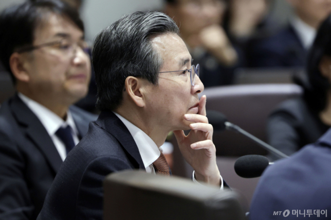 [서울=뉴시스] 최동준 기자 = 김용범 정책실장이 21일 서울 용산 대통령실 청사에서 열린 국무회의에 참석해 있다. 2025.10.21. photocdj@newsis.com /사진=최동준