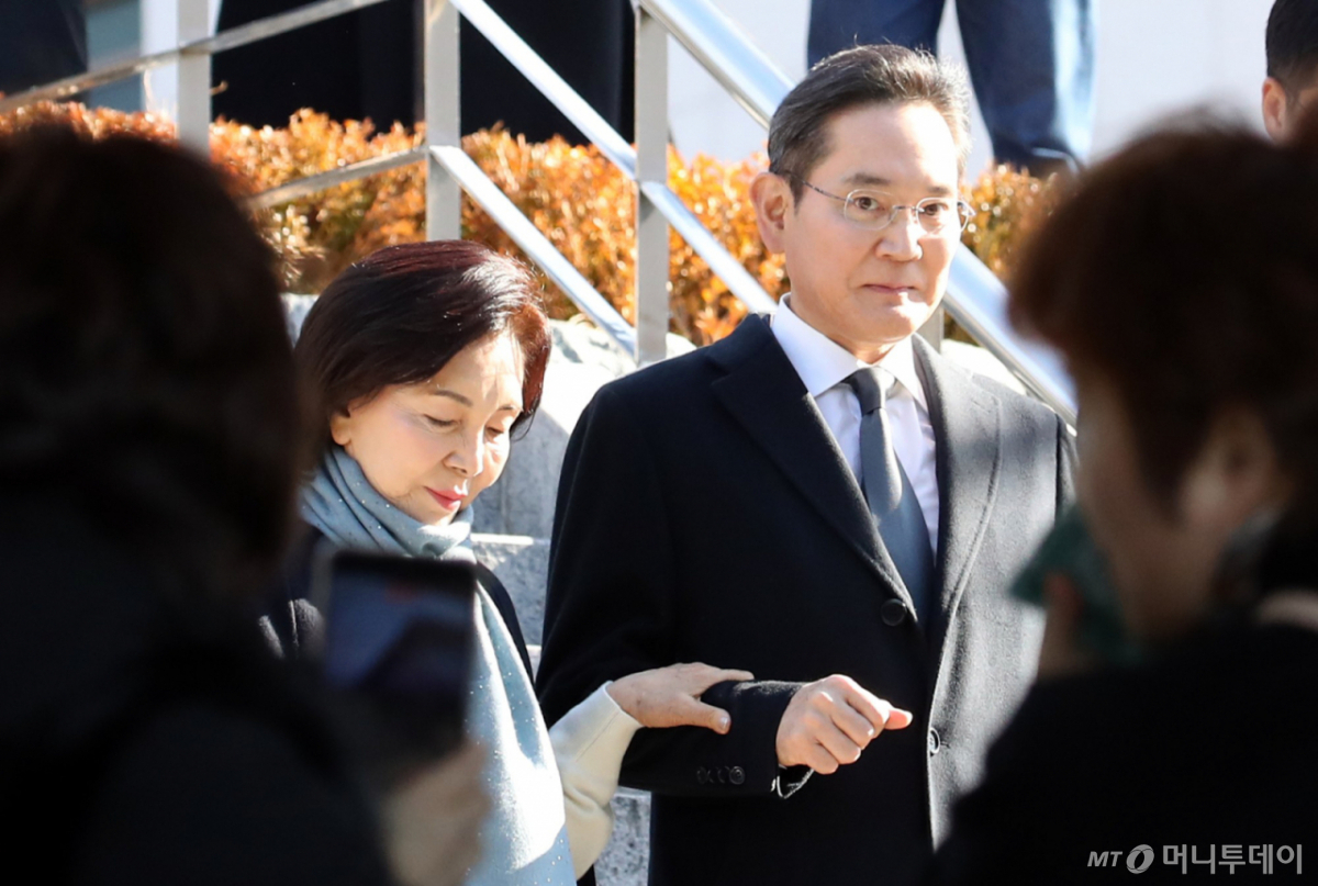 이재용 삼성전자 회장과 홍라희 삼성미술관 명예관장이 지난해 11월 28일 경남 창원시 진해구 해군사관학교 연병장에서 열린 제139기 해군 해병대 사관후보생 수료 및 임관식에 참석하고 있다./사진=뉴시스 /사진=박영태