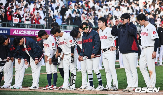 롯데 선수단이 5일 부산 사직야구장에서 열린 2026 신한 SOL KBO 리그 정규시즌 SSG 랜더스와 홈경기에 패배한 뒤 팬들에게 고개 숙여 인사하고 있다.