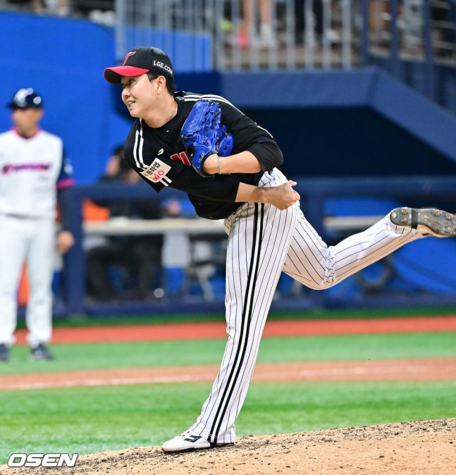 LG 유영찬이 5일 서울 고척스카이돔에서 열린 2026 신한 SOL KBO리그 정규시즌 키움과 방문경기에서 역투하고 있다.