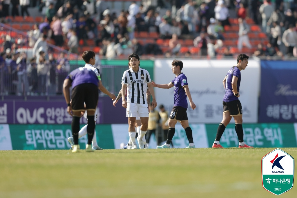 1-1 무승부를 거둔 FC서울과 FC안양 선수들이 아쉬워하고 있다. /사진=한국프로축구연맹 제공