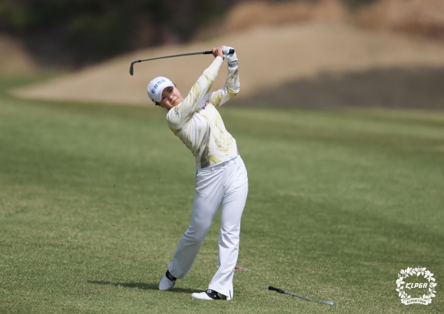 아이언샷을 날리는 고지원. /사진=KLPGT 제공