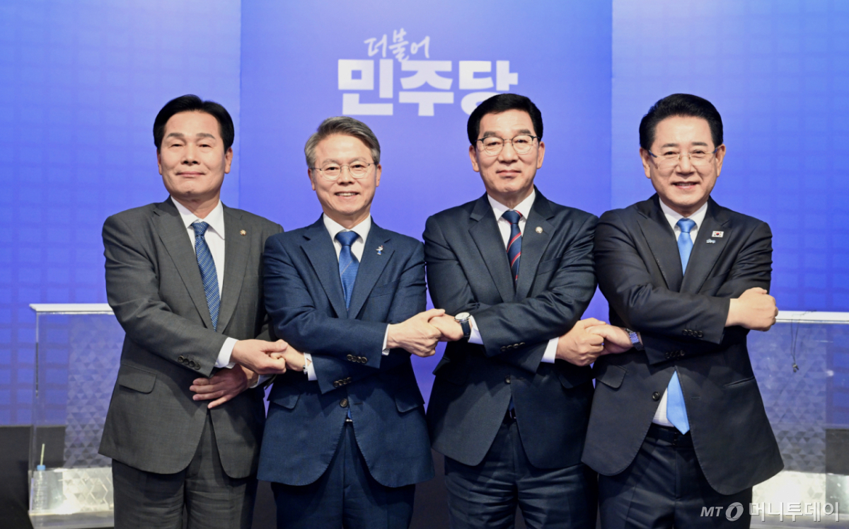 (광주=뉴스1) 김태성 기자 = 31일 광주 서구 KBS광주방송총국에서 열린 더불어민주당 전남광주특별시장 본경선 합동 토론회에서 후보들이 손을 맞잡고 있다. 왼쪽부터 주철현, 민형배, 신정훈, 김영록 후보 2026.3.31/뉴스1 Copyright © 뉴스1. All rights reserved. 무단 전재 및 재배포, AI학습 이용 금지. /사진=(광주=뉴스1) 김태성 기자