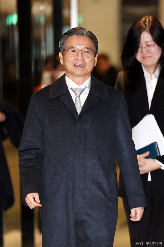 (서울=뉴스1) 박지혜 기자 = 김용범 청와대 정책실장이 9일 서울 중구 대한상공회의소에서 열린 10대 그룹 사장단과 비공개 간담회에 참석하기 위해 회의장으로 입장하고 있다.   이날 청와대는 삼성·SK·현대차·LG 등 10대 그룹 사장단과 만나 올해 투자·고용 계획을 논의한다.  2026.1.9/뉴스1  Copyright (C) 뉴스1. All rights reserved. 무단 전재 및 재배포,  AI학습 이용 금지. /사진=(서울=뉴스1) 박지혜 기자