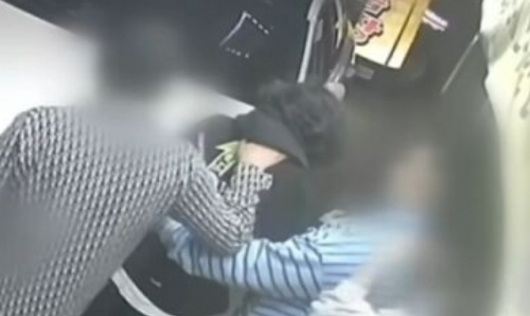 20대 남성 무리가 고(故) 김창민 영화감독에게 집단 린치를 가하는 모습/사진=JTBC