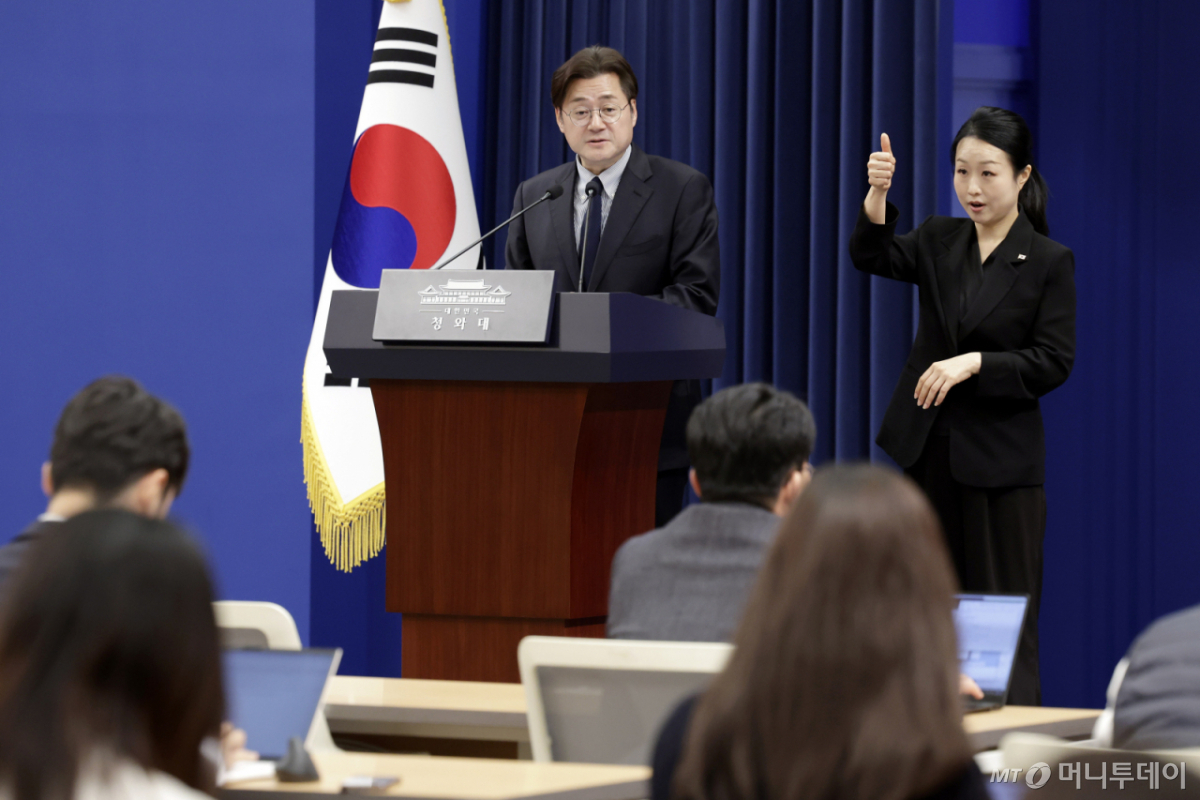 홍익표 정무수석이 지난달 25일 청와대에서 비상경제상황실 구성 관련 브리핑을 하고 있다. /사진=뉴시스 /사진=최동준