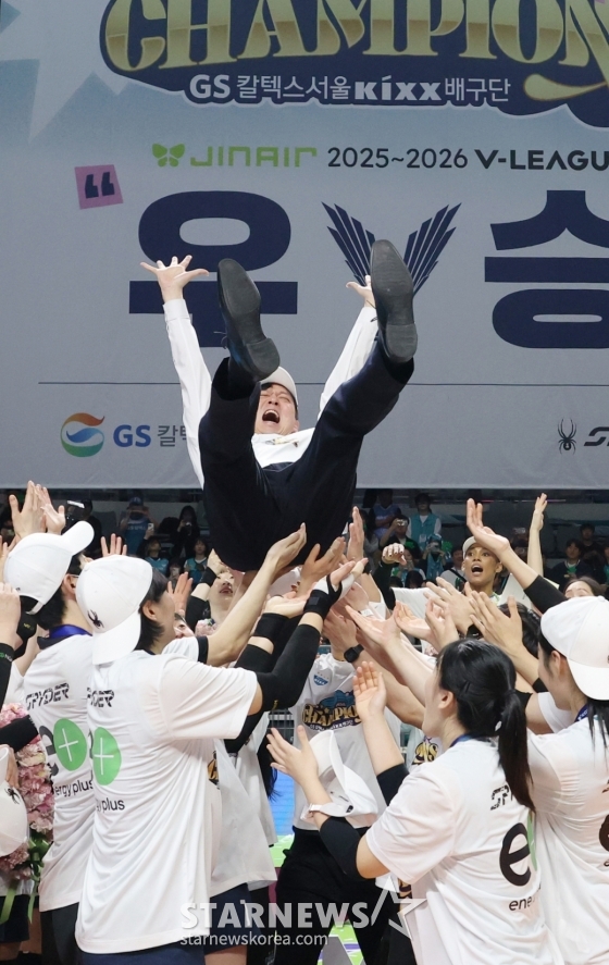 이영택(위) 감독이 선수들에게 헹가래를 받고 있다. /사진=김진경 대기자