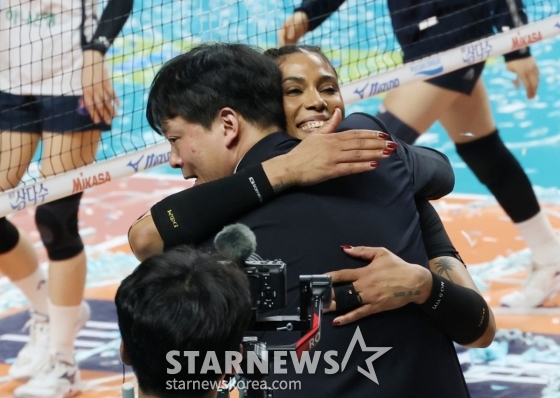 이영택(왼쪽) 감독과 지젤 실바가 포옹하고 있다. /사진=김진경 대기자