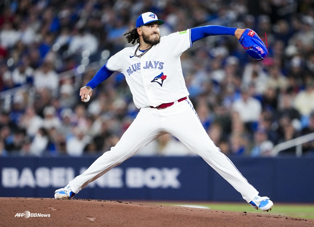 폰세가 2026시즌 첫 정규리그 경기에서 투구하는 모습. /AFPBBNews=뉴스1