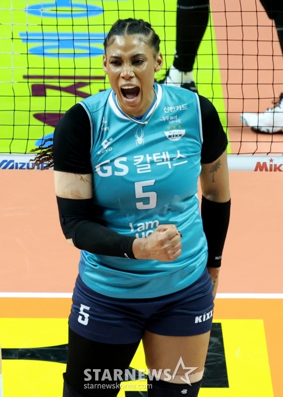 지젤 실바가 지난 5일 서울 장충체육관에서 열린 한국도로공사와의 2025~26시즌 진에어 V-리그 여자부 챔피언결정전 3차전에서 득점 후 포효하고 있다. /사진=김진경 대기자