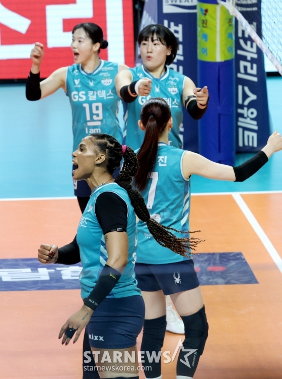 포효하는 지젤 실바(아래)와 GS칼텍스 선수들. /사진=김진경 대기자