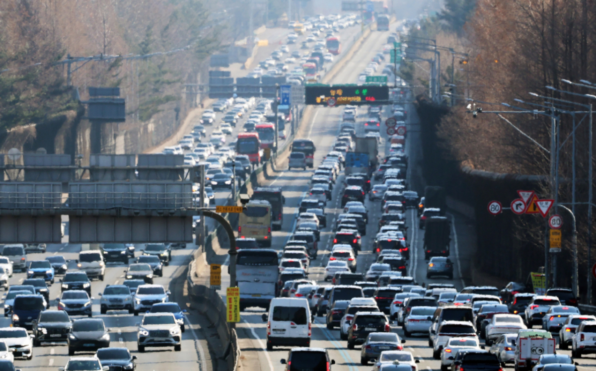서울 서초구 잠원IC 인근 경부고속도로 상행선(왼쪽)·하행선 방향 차량들이 서행하고 있다./사진제공=뉴스1