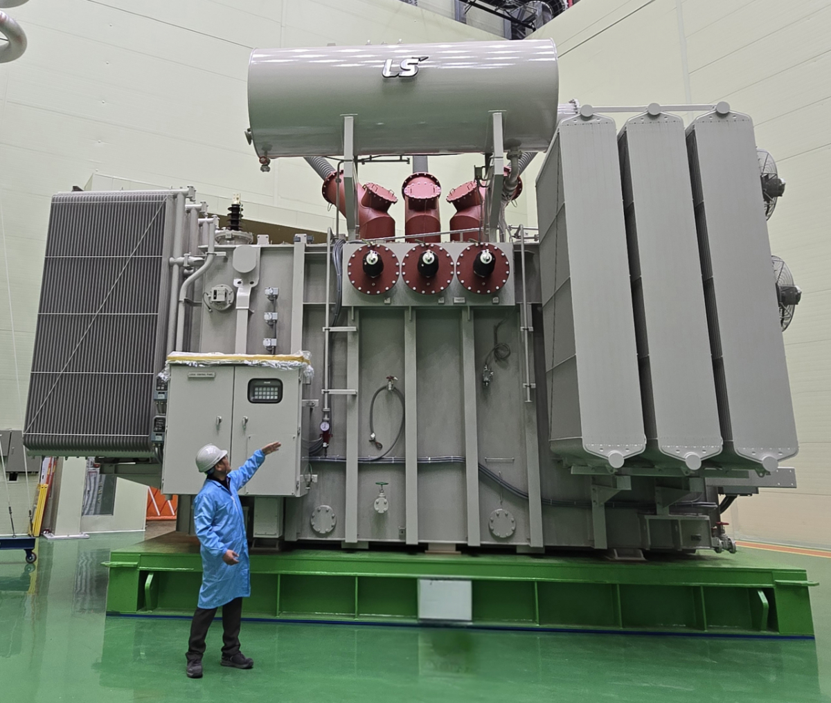 LS파워솔루션 울산 사업장에서 관계자가 초고압 변압기를 소개하는 모습/사진제공=LS일렉트릭