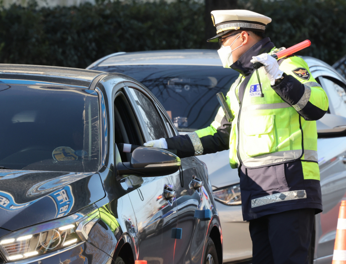 지난해 12월11일 오후 인천 중구 월미도 인근 도로에서 중부경찰서 교통안전계 소속 경찰이 연말연시 불시 음주운전 단속을 하고 있다. 사진과 기사는 관련 없음./사진=뉴시스.
