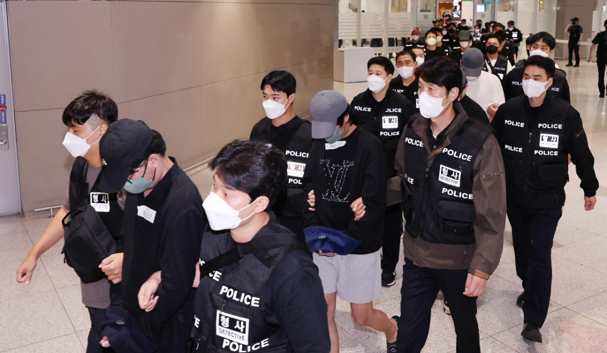 지난해 10월18일 인천국제공항 2터미널에서 캄보디아 당국의 범죄단지 단속으로 적발돼 구금됐던 한국인들이 송환되고 있다./사진=뉴스1.