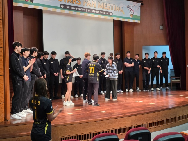 KB손해보험 스타즈 김도훈이 4일 수원 KB손해보험 인재니움에서 열린 2025~2026시즌 팬미팅에서 멤버십 별을 모은 팬에게 시상하고 었다. /사진=김동윤 기자