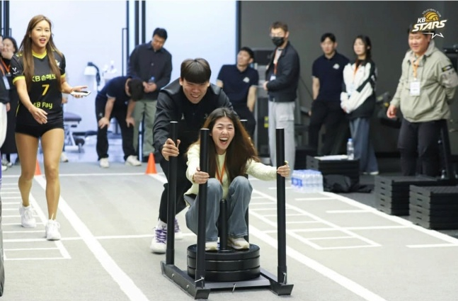 KB손해보험 선수들이 4일 수원 KB손해보험 인재니움에서 열린 2025~2026시즌 팬미팅에서 팬들과 함께 즐기고 있다. /사진=KB손해보험 스타즈 제공