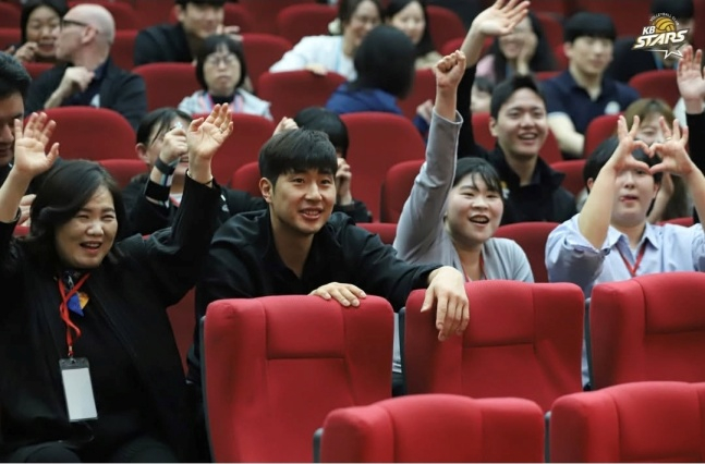 KB손해보험 선수들이 4일 수원 KB손해보험 인재니움에서 열린 2025~2026시즌 팬미팅에서 팬들과 함께했다. /사진=KB손해보험 스타즈 제공