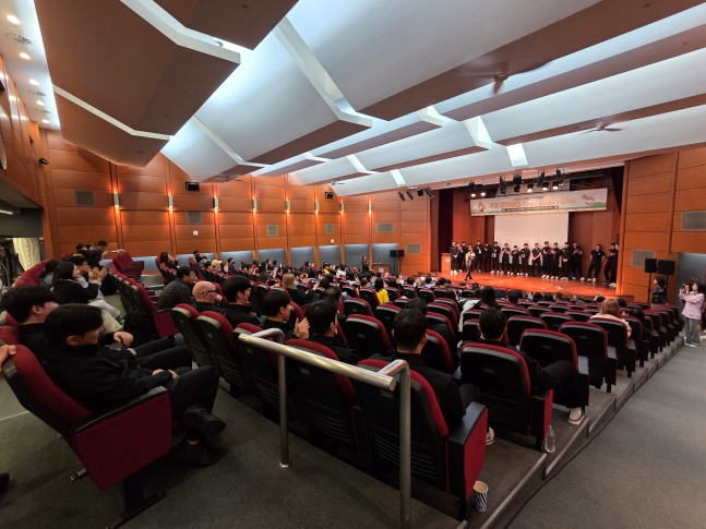 KB손해보험 스타즈 팬들이 4일 수원 KB손해보험 인재니움에서 열린 2025~2026시즌 팬미팅에 참석했다. /사진=김동윤 기자