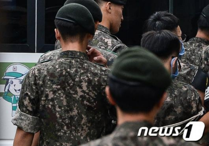  '윤일병 구타사망 사건' 가해 병사들이 경기도 양주시 제 28사단 군사법정에서 열린 결심공판을 마친 뒤 헌병대에 의해 이송되고 있다.  박근혜 대통령은 이날 국무회의에서 윤일병 사건과 관련해 '가해자와 방조자를 일벌백계 해야한다'고 말했다. 2014.8.5 /사진=뉴스1