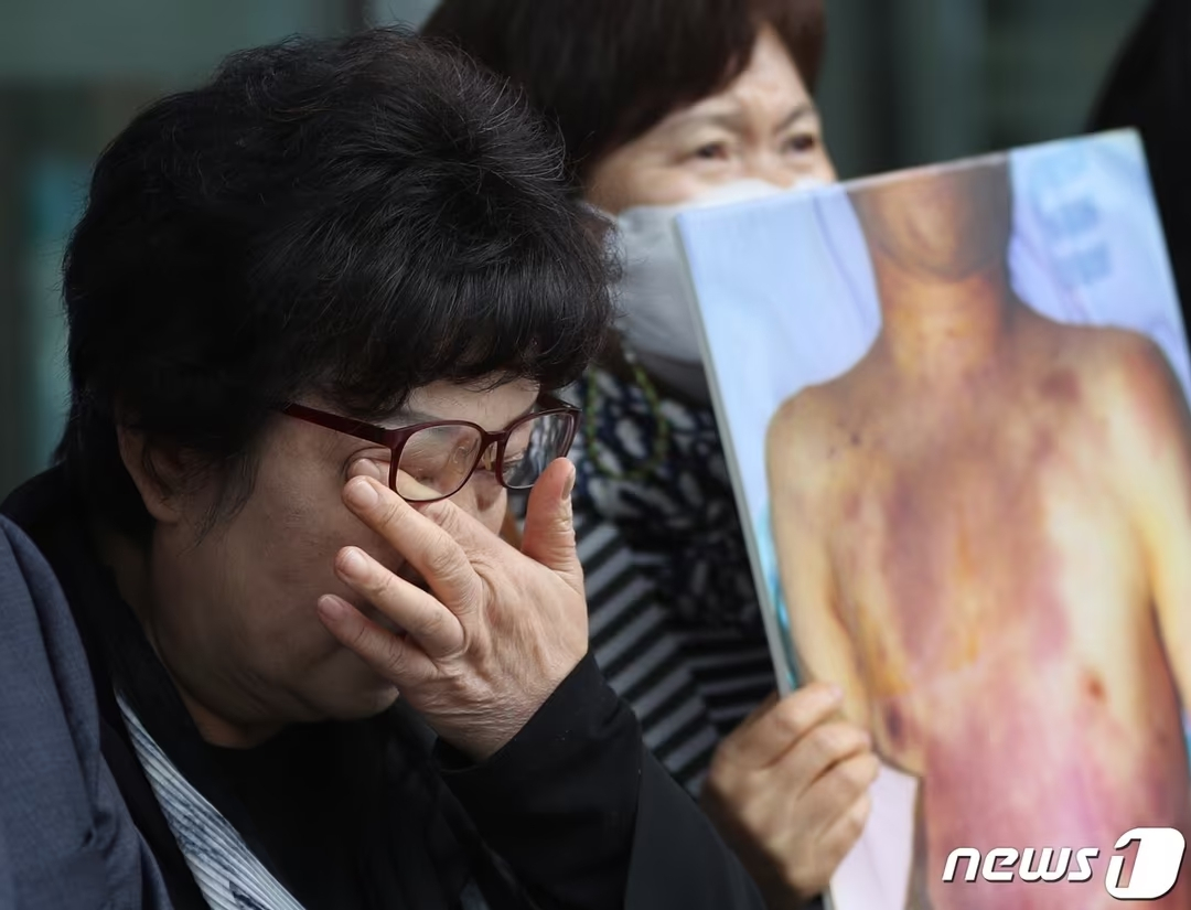 군대 선임병들의 가혹행위로 사망한 고(故) 윤승주 일병의 어머니 안미자씨가 2023년 4월6일 오후 서울 중구 국가인권위원회 앞에서 가진 군인권보호관 진정 기자회견에서 발언 중 눈물을 닦고 있다./사진=뉴스1