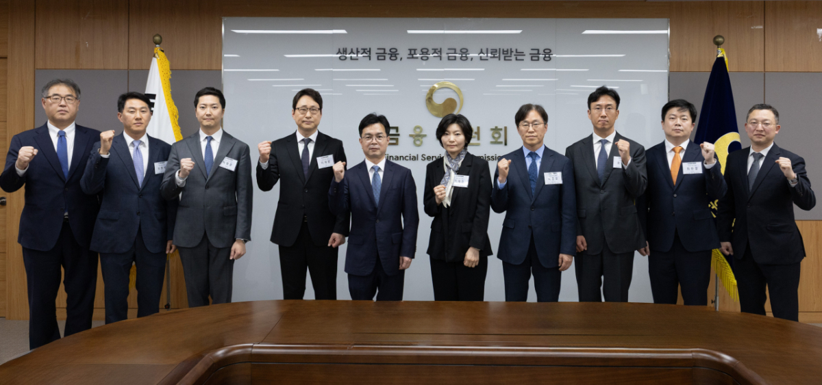 신진창 금융위원회 사무처장(왼쪽에서 5번째)이 6일 오후 서울 종로구 정부서울청사에서 5대 가상자산거래소 대표, 디지털자산거래소 공동협의체(DAXA) 등이 참석한 가운데, 빗썸 오지급 사태 직후 구성된 긴급대응반의 점검결과 공유 및 향후 제도개선 방안 논의 등을 위한 간담회를 주재했다. /사진=금융위원회