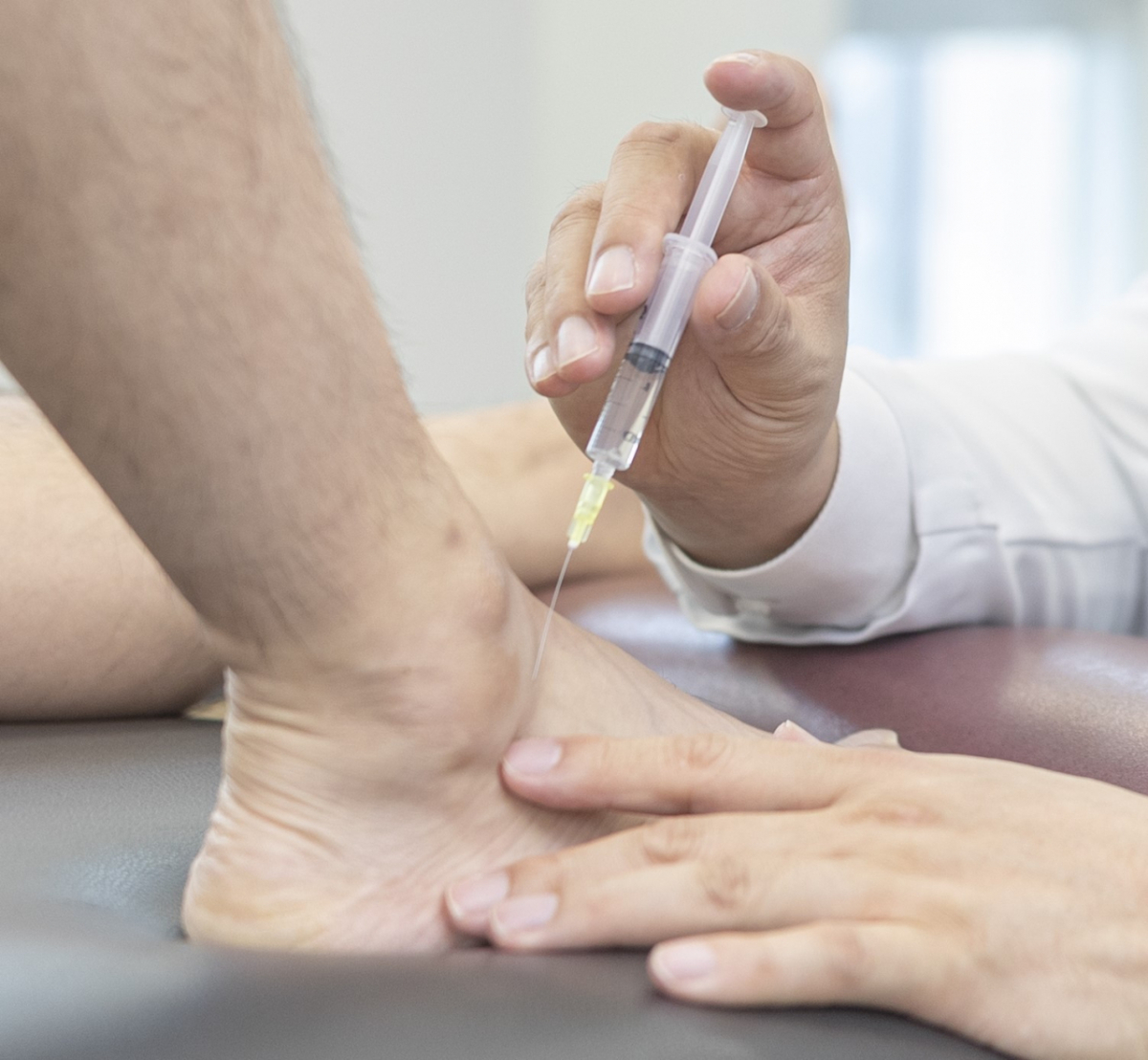 자생한방병원 의료진이 발목 질환 환자에게 약침 치료를 시행하고 있다. /사진=자생한방병원