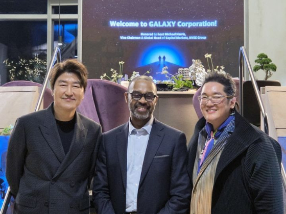 (왼쪽부터) 송강호 배우, 뉴욕증권거래소(NYSE) 마이클 해리스 부회장, 갤럭시코퍼레이션 최용호 대표/사진제공=갤럭시코퍼레이션