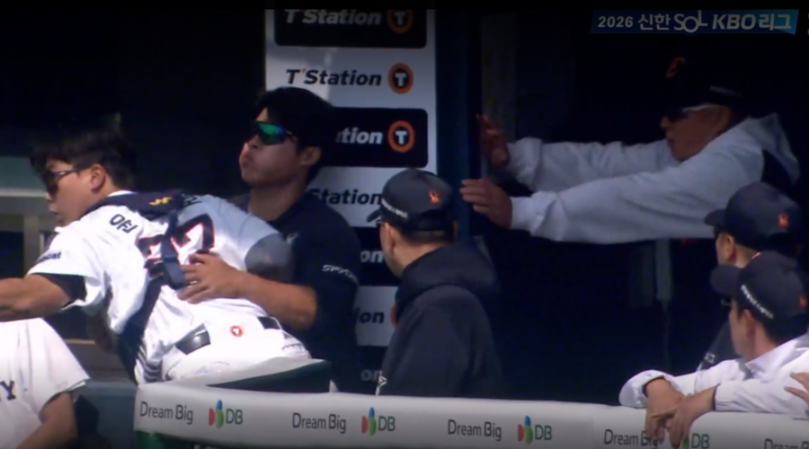두산 포수 윤준호(왼쪽)가 4일 잠실 한화전 1회초 3루 더그아웃 앞에서 파울 플라이를 잡아내자 김경문(맨 오른쪽) 한화 감독이 팔을 뻗어 선수를 보호하려 하고 있다. /사진=중계 화면 캡처