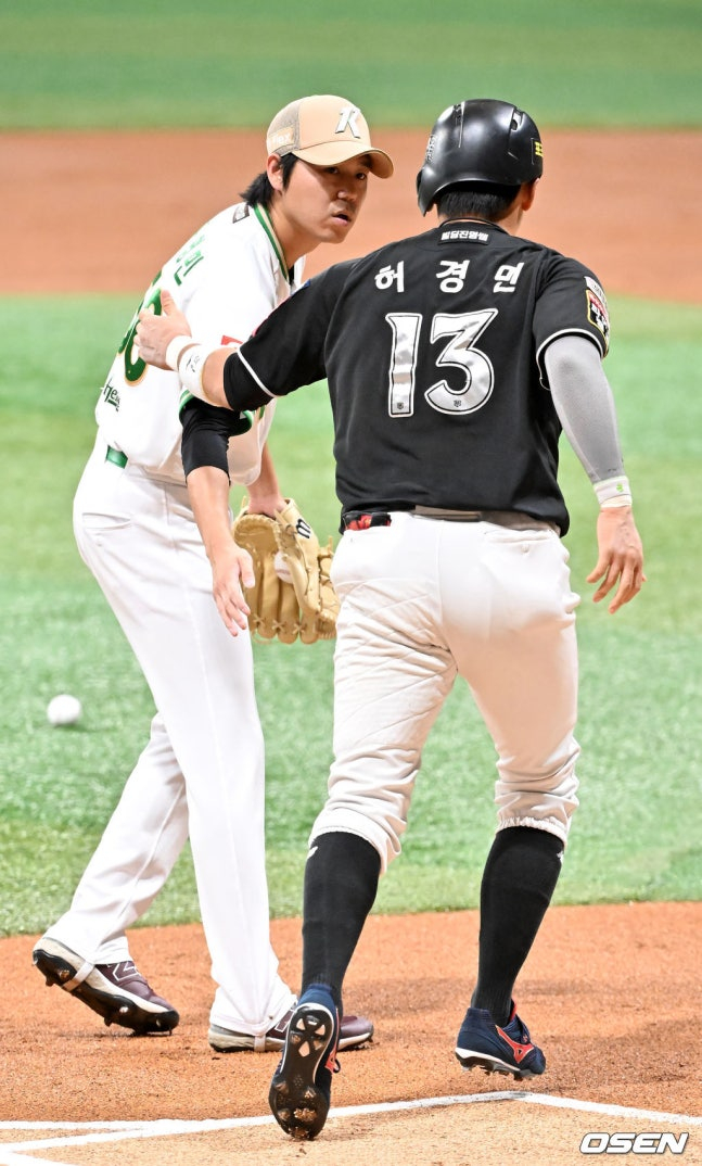 키움 투수 하영민(왼쪽)이 KT 허경민에게 몸에 맞는 볼을 던진 뒤 사과하고 있다. /사진=OSEN