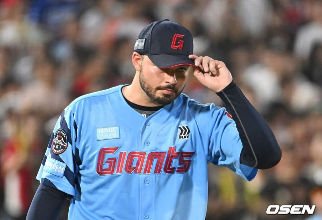 2025년 8월 사구를 던진 뒤 타자에게 인사하는 롯데 외국인 투수 감보아.