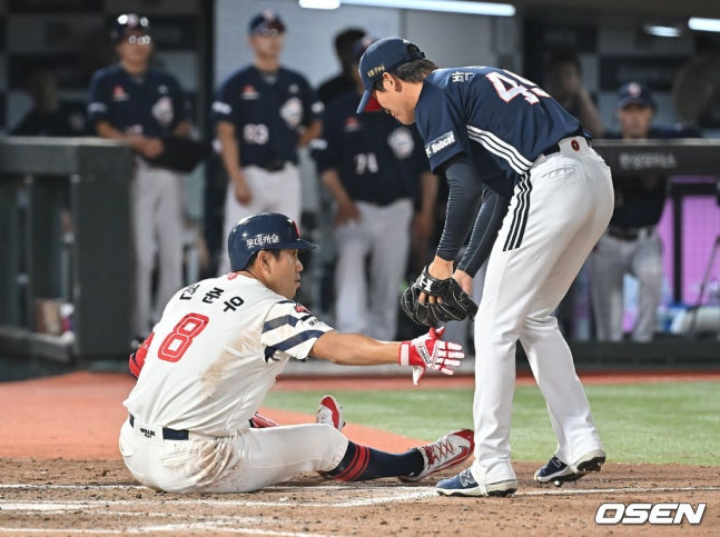 롯데 전준우(왼쪽)가 몸에 맞는 볼 직후 두산 투수 박신지의 사과를 받고 있다. /사진=OSEN