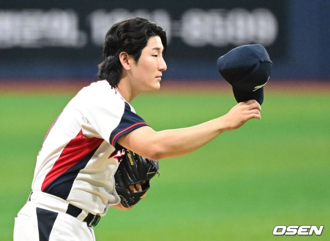 대표팀 투수 곽빈이 지난해 11월 체코와 평가전에서 사구를 던진 뒤 사과하고 있다. /사진=OSEN