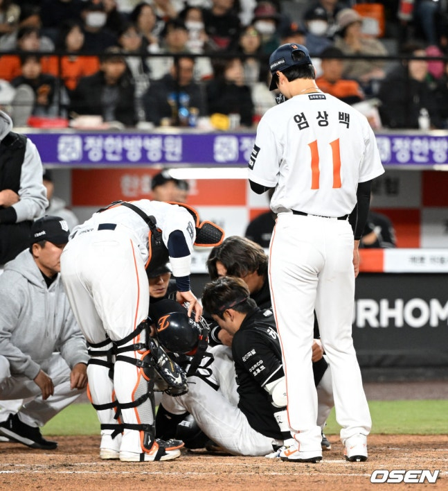 한화 투수 엄상백(오른쪽)이 지난 달 31일 투구에 얼굴 쪽을 맞고 쓰러진 KT 허경민을 지켜보고 있다. /사진=OSEN