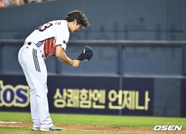 두산 투수 김택연이 몸에 맞는 볼을 던진 뒤 허리 숙여 인사하고 있다. /사진=OSEN