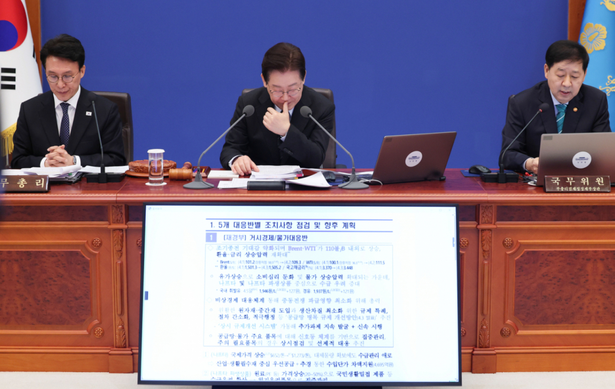 [서울=뉴시스] 고범준 기자 = 이재명 대통령이 6일 청와대에서 열린 국무회의 겸 비상경제점검회의에서 중동전쟁 관련 비상국정운영 및 대응현황 자료를 살펴보고 있다. 2026.04.06.  /사진=