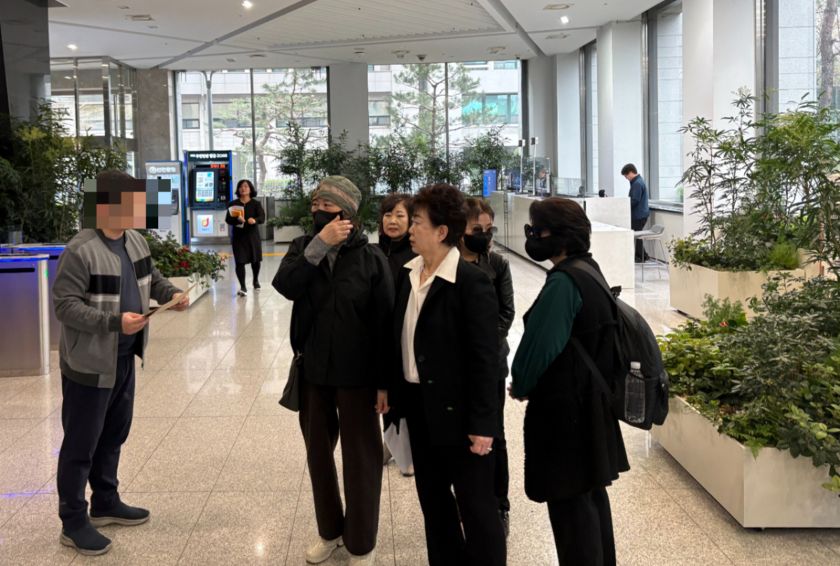 6일 오전 10시 성동구 일부 주민들은 서울시청 서소문청사 1동을 방문해 서울시 옴부즈만위원회 담담자에게 정원오 더불어민주당 서울시장 예비후보가 2023년 성동구청장 재임 시 다녀온 '멕시코 칸쿤 출장 경위 및 공문서 위조 의혹'에 대한 주민감사청구서를 제출했다. /사진=이민하 기자