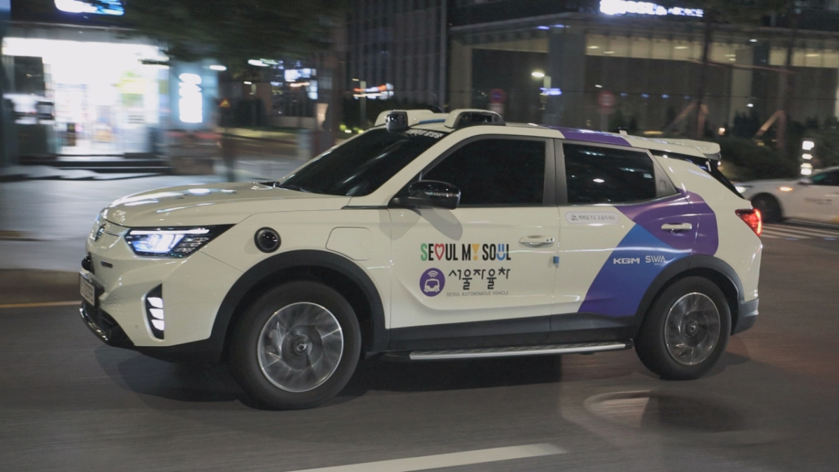 KGM과 SWM이 협력해 강남구 일대에서 운영중인 구역형 자율주행 로보택시 '코란도 EV' 모델/사진=KGM